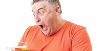 bière, consommation excessive de bière, houblon et la bière, gros ventre, gros seins, seins qui poussent