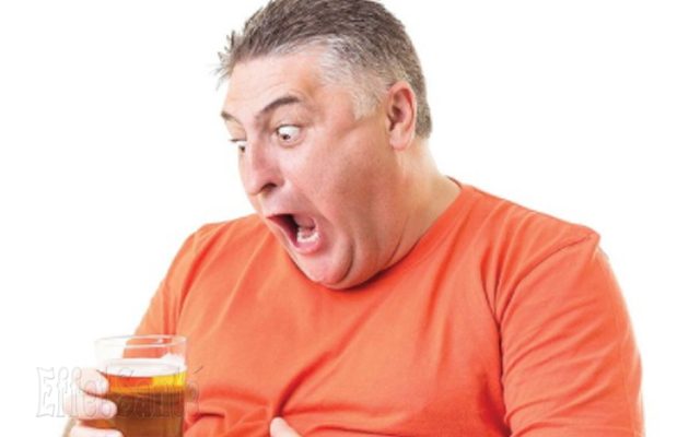 bière, consommation excessive de bière, houblon et la bière, gros ventre, gros seins, seins qui poussent