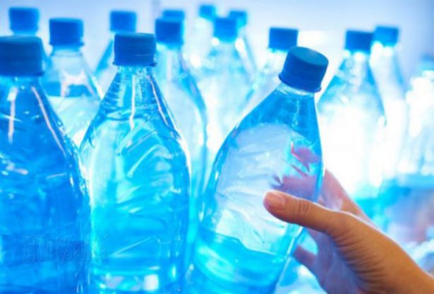 eau en bouteille, eau embouteillée, microplastique dans l'eau
