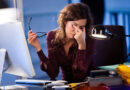 ordinateur, s'asseoir devant l'ordinateur, pour une posture correcte devant ordi, posture correcte