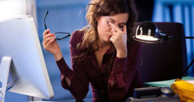 ordinateur, s'asseoir devant l'ordinateur, pour une posture correcte devant ordi, posture correcte