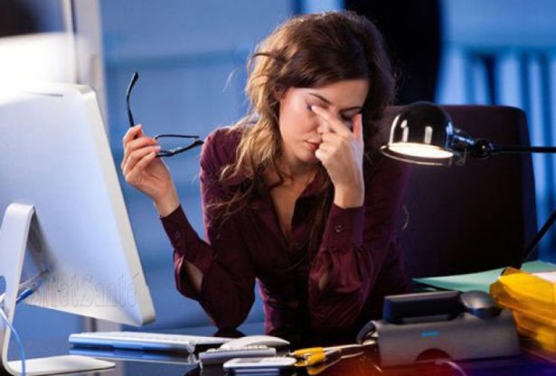 ordinateur, s'asseoir devant l'ordinateur, pour une posture correcte devant ordi, posture correcte