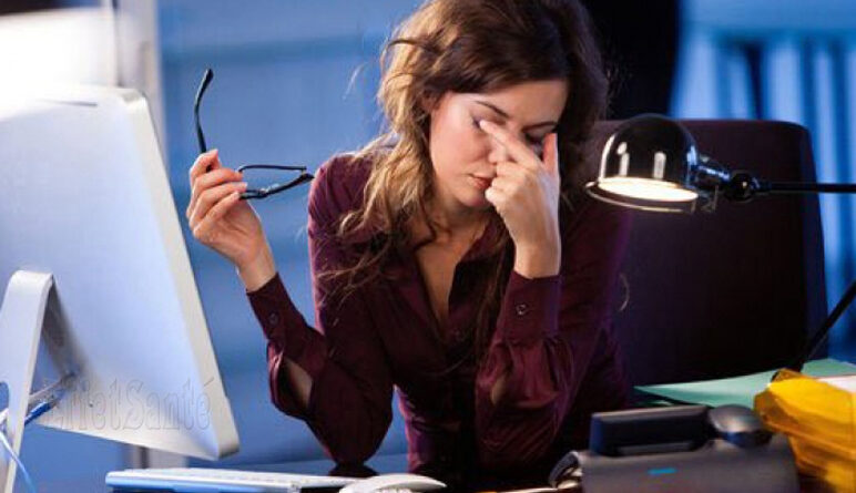 ordinateur, s'asseoir devant l'ordinateur, pour une posture correcte devant ordi, posture correcte