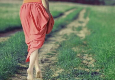 marcher pieds nus, marcher sans souliers, la santé des pieds
