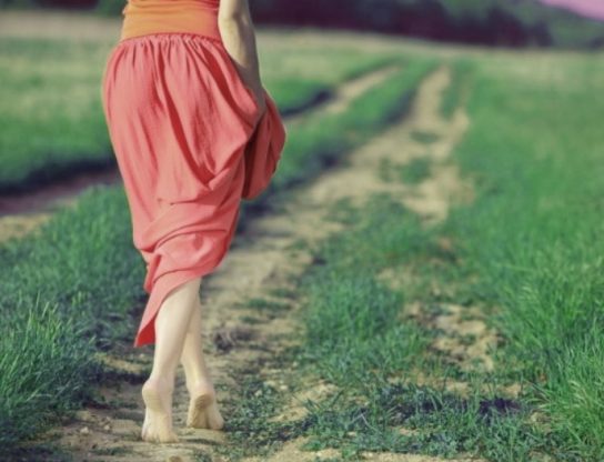 marcher pieds nus, marcher sans souliers, la santé des pieds