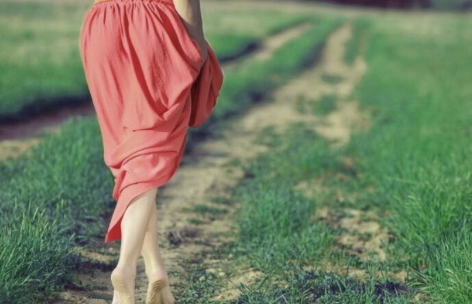marcher pieds nus, marcher sans souliers, la santé des pieds