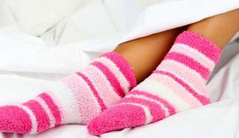 dormir en chaussettes, dormir dans des bas, dormir au chaud