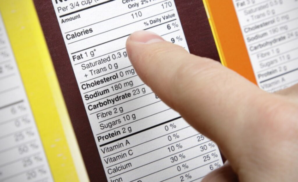 alimentation saine, lire les étiquettes sur un produit