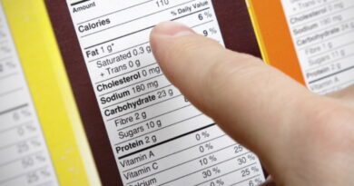 alimentation saine, lire les étiquettes sur un produit