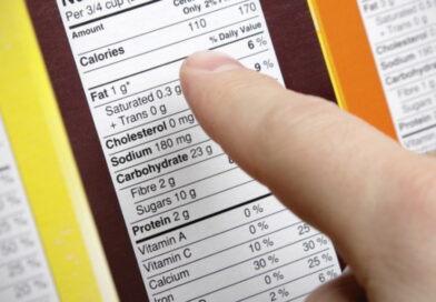 alimentation saine, lire les étiquettes sur un produit